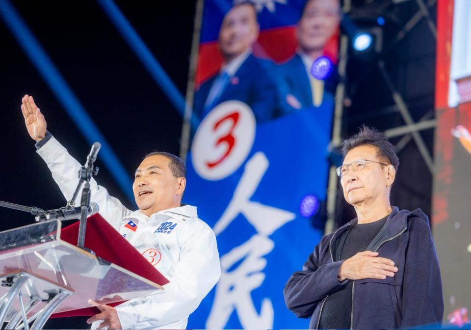 國民黨正副總統候選人侯友宜、趙少康8日晚間舉行「台灣平安 人民侯康」台中團結勝利大會，吸引12萬支持者到場。（圖：國民黨提供）