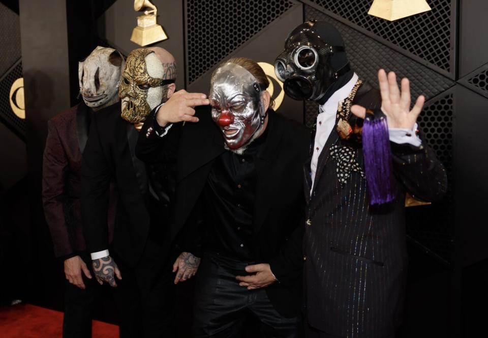 Slipknot members wear clown and steampunk masks.