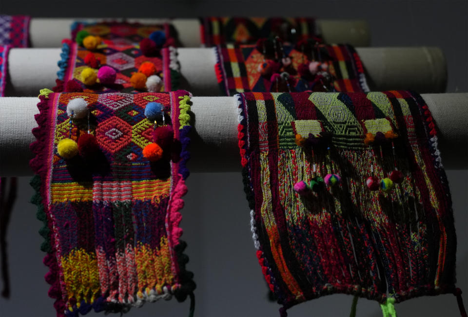 Las Wak'anas o fajas de tejido andino en una exposición temporal dedicada a la significativa pieza textil de los Aymara, Quechua: las fajas, conocidas como "wak'as" en Aymara or "chumpi" en Quechua, en el Museo Nacional de Etnografía y Folklore, en La Paz, Bolivia, el jueves 29 de junio de 2023. (AP Foto/Juan Karita)