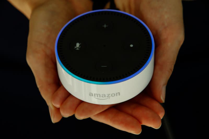 Ein Amazon Echo Dot in den Händen einer Person, die möglicherweise in einen Roboter verliebt ist. (Foto: Luke MacGregor / Bloomberg)