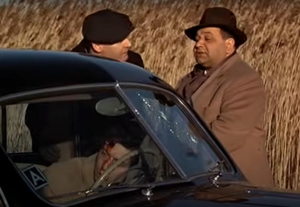 Rocco is advised to "Leave the gun, take the cannoli" by Clemenza