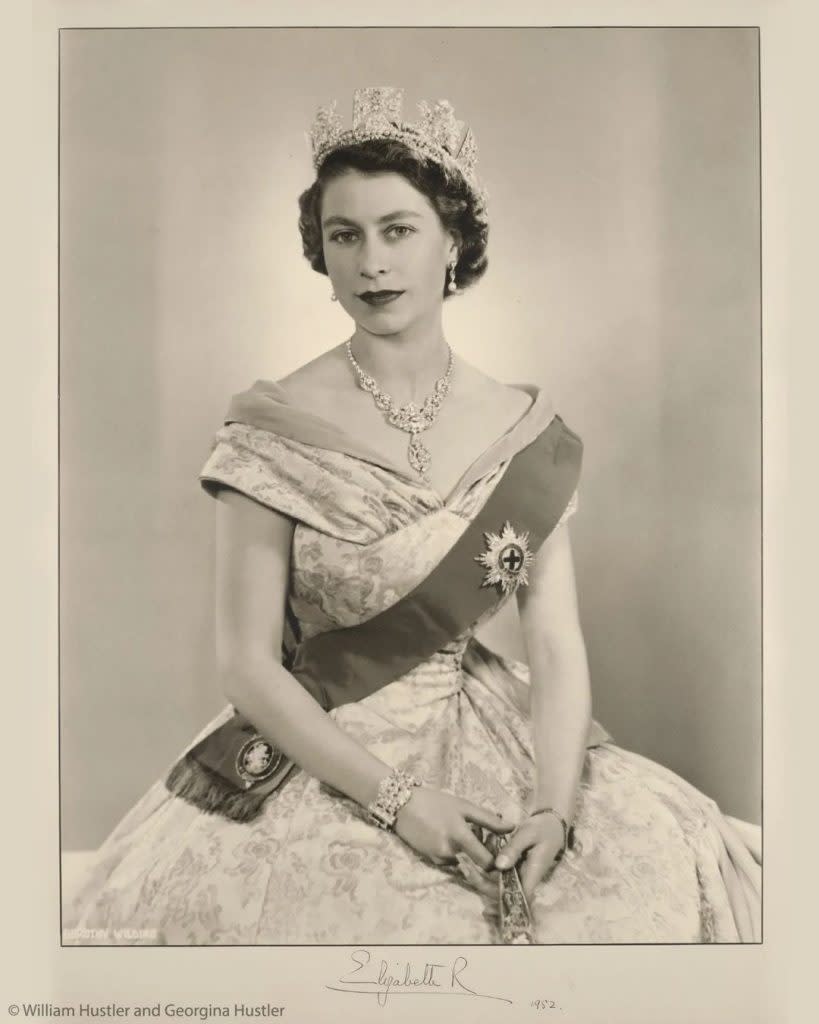 reina isabel ii fue coronada a los 26 años de edad