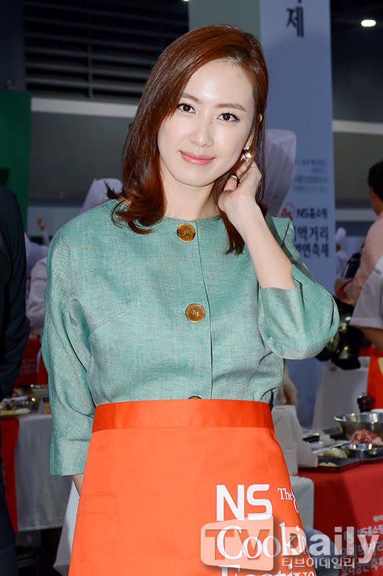 「NS電視購物第8屆料理大賽慶典」在首爾aT中心舉行，劉俊相和洪恩熙夫婦作為NS電視購物的代言人出席了活動，並大露料理手藝。