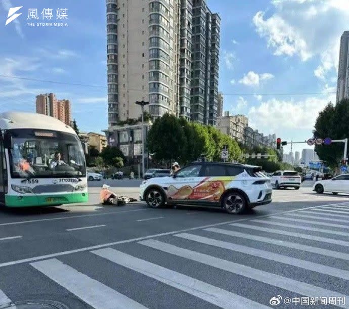 <cite>百度旗下的無人計程車「蘿蔔快跑」7月7日在武漢撞倒一名行人，網友看來多半譴責行人違規。（取自微博）</cite>