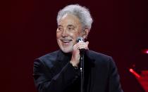 Und er sucht weiterhin das Rampenlicht: Tom Jones, hier bei einem Konzert in der O2-Arena im März 2020, denkt auch mit inzwischen 80 Jahren nicht an den Ruhestand. Gerade ist sein neues Album "Surrounded By Time" erschienen. (Bild: Getty Images/Gareth Cattermole)