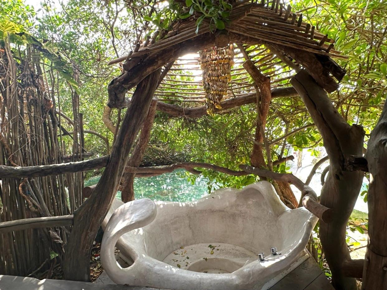 Outdoor tub in Azulik treehouse