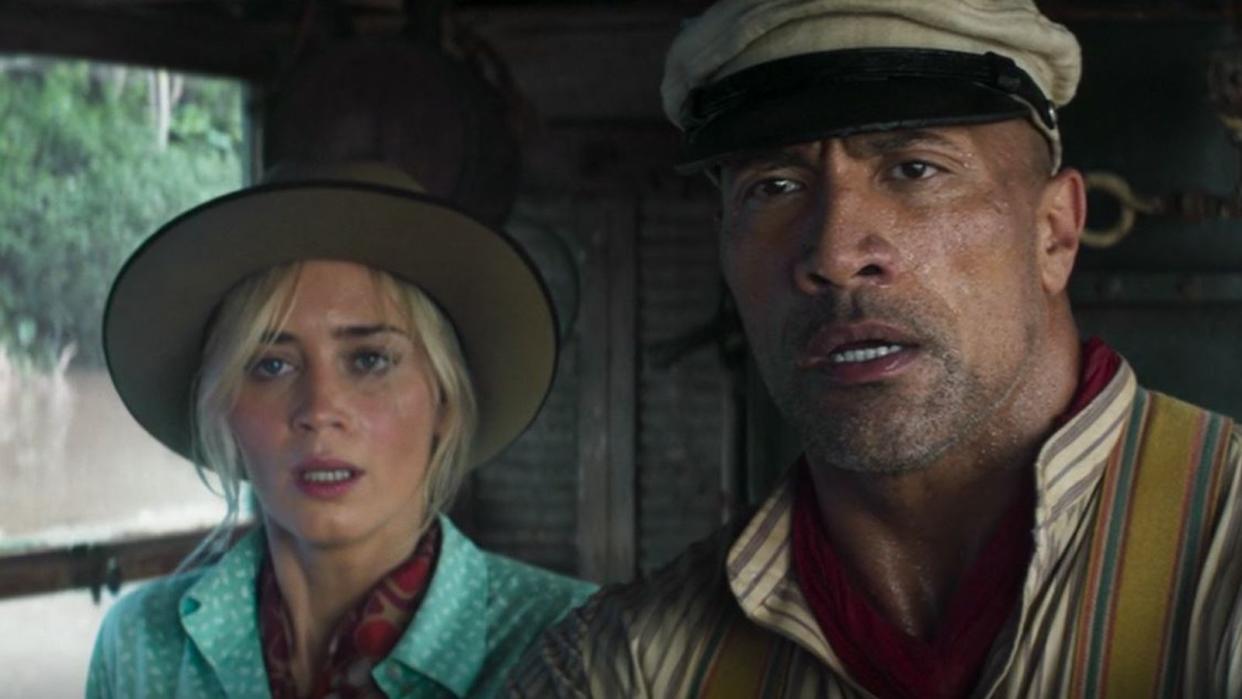 In "Jungle Cruise" verkörpert Emily Blunt eine britische Forscherin, die auf die Hilfe eines eigenartigen Amazonas-Skippers (Dwayne Johnson) angewiesen ist. (Bild: Disney)