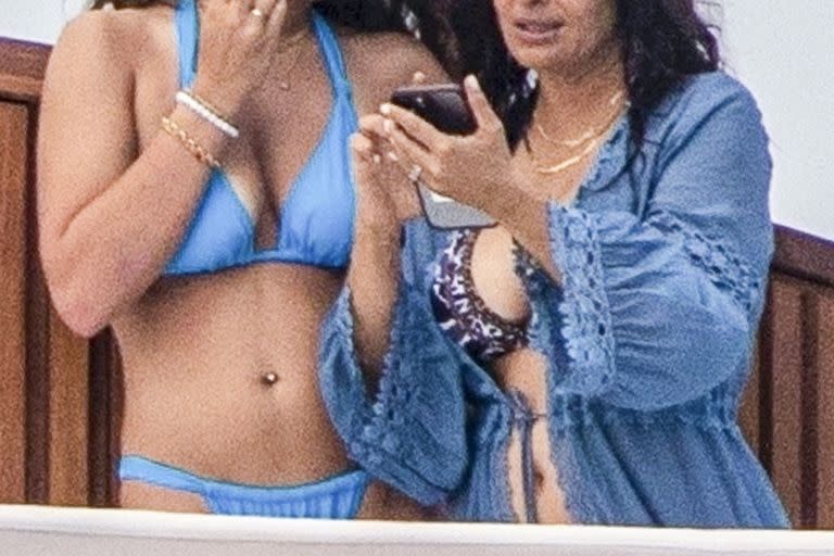 La actriz Salma Hayek y su familia disfrutan de un día en el mar 