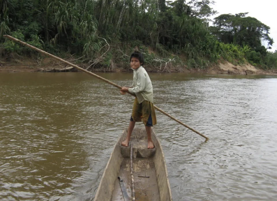 Un niño tsimané fotografiado en una canoa. El pescado es parte fundamental de la dieta de este grupo (proporcionada por la Universidad Chapman).