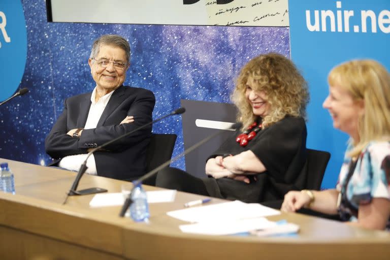 Gioconda Belli y Sergio Ramírez clausuran las I Jornadas de Literaturas Hispánicas de UNIR.  Los escritores nicaragüenses Gioconda Belli, galardonada recientemente con el Premio Reina Sofía de Poesía Iberoamericana, y Sergio Ramírez, ganador del Premio Cervantes, han clausurado en la tarde de hoy las I Jornadas de Literaturas Hispánicas organizadas por la Universidad Internacional de La Rioja (UNIR) en Logroño. 