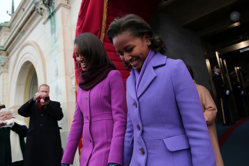 2013 trug Malia einen magentafarbenen Mantel von J. Crew, während Sasha einen violetten Mantel von Kate Spade wählte. (Bild: Getty Images)