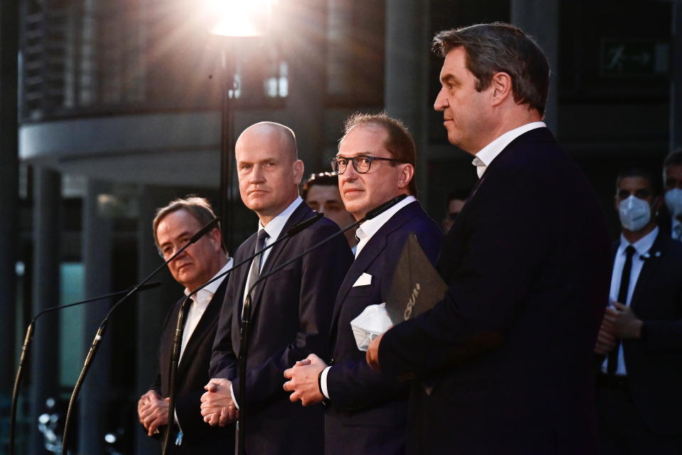 Armin Laschet, Ralph Brinkhaus, Alexander Dobrindt und Markus Söder bei ihrer gemeinsamen Pressekonferenz am Sonntag (Bild: Tobias Schwarz/Pool via REUTERS)