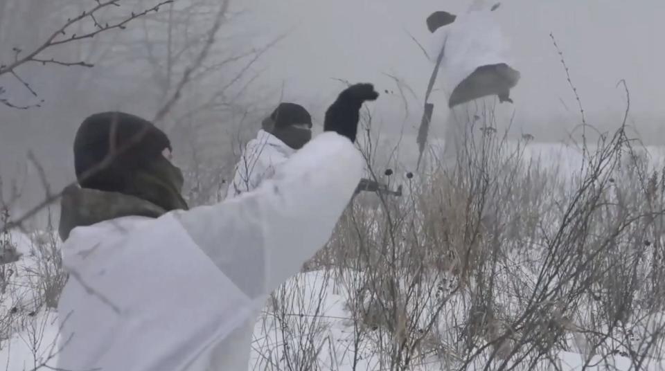 Скріншот відео із Західного військового округу Росії, на якому показані навчальні навчання з солдатами, танками та ракетними установками