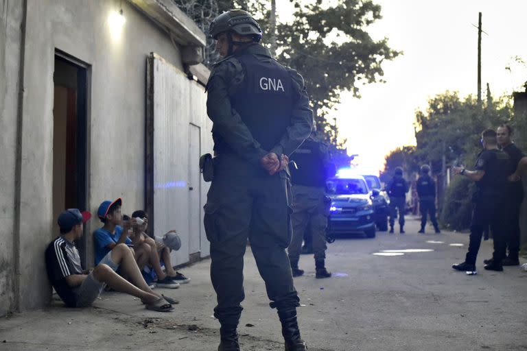 Efectivos de la Gendarmería frente a un negocio en el barrio Los Pumitas, de Rosario, cerca de donde mataron al menor Máximo Gerez