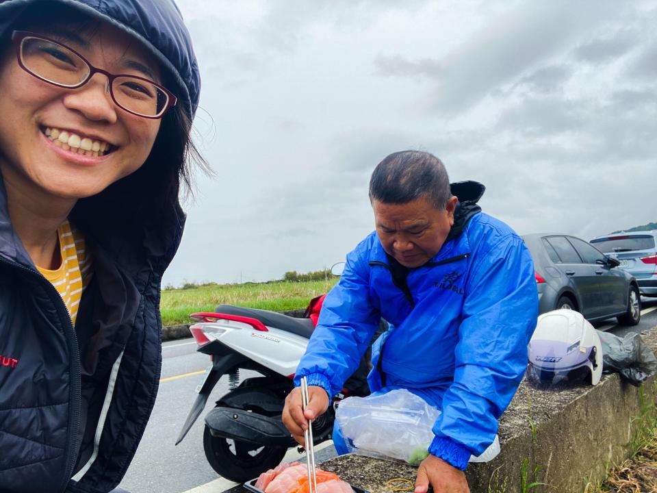 父女倆在台東金剛大道享用美味的生魚片。（圖片來源／邱意茗提供）  