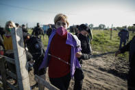 Mujeres son detenidas por la policía durante el desalojo de la ocupación ilegal de un predio en Guernica, provincia de Buenos Aires, Argentina, el jueves 29 de octubre de 2020. (AP Foto/Natacha Pisarenko)