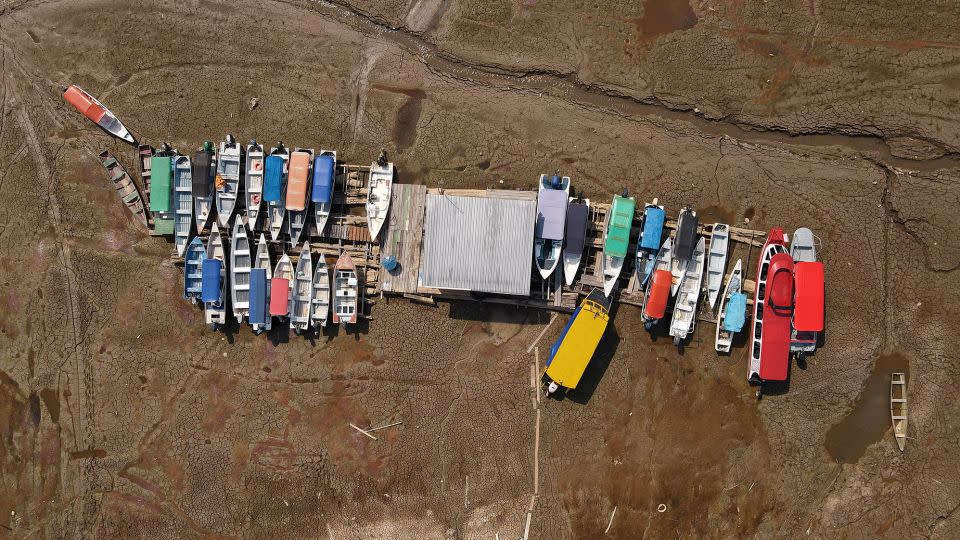 Stranded boats on Puraquequara Lake, October 6, 2023.  - Bruno Kelly/Reuters