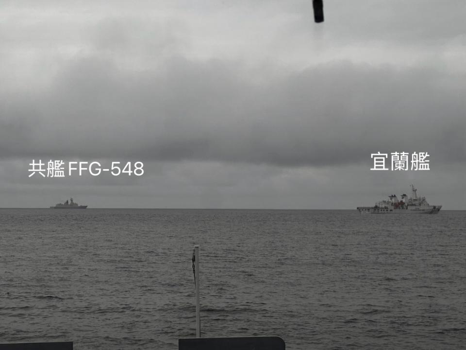 共軍「聯合利劍」軍演船艦出沒彭佳嶼海域，基隆海巡署公布海巡宜蘭艦緊貼驅離。(海巡署提供)