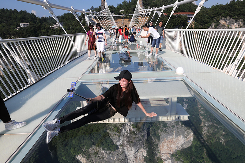 Así es el puente de cristal más largo y alto del mundo