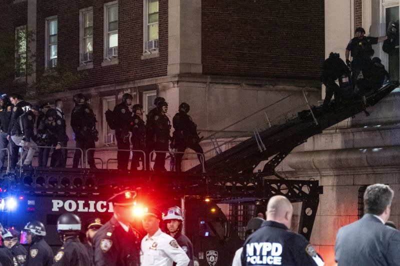 <cite>4月30日晚間，哥倫比亞大學校方要求紐約市警局進入校園驅離支持巴勒斯坦的示威者，警方出動突擊雲梯車進入示威者佔領的漢米爾頓大樓清場。（美聯社）</cite>