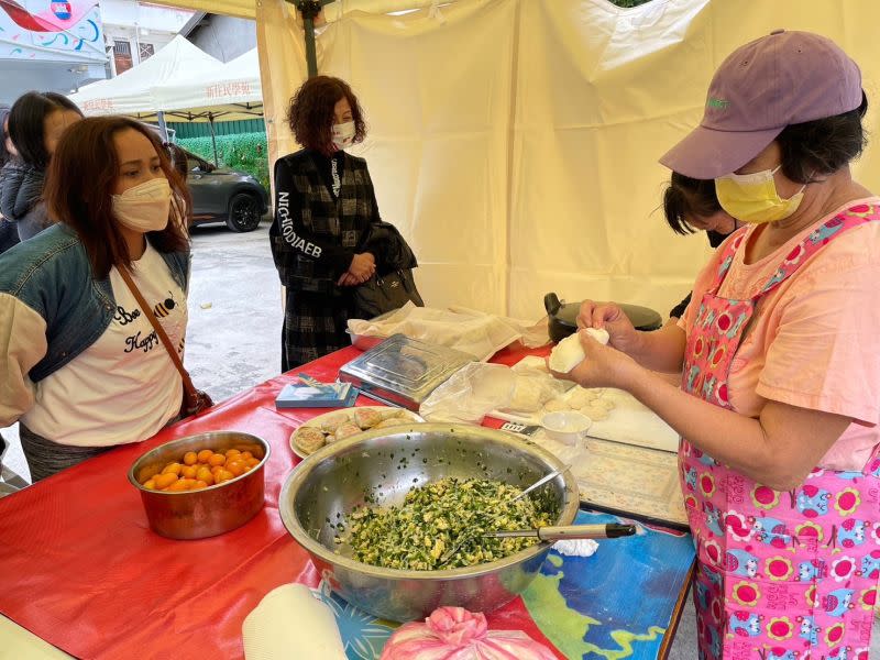 ▲新住民講師教導新住民製作麵食。（圖／移民署提供）