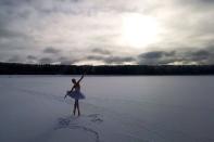 <p>La ballerine russe Ilmira Bagautdinova sur la glace du golfe de Finlande.</p>