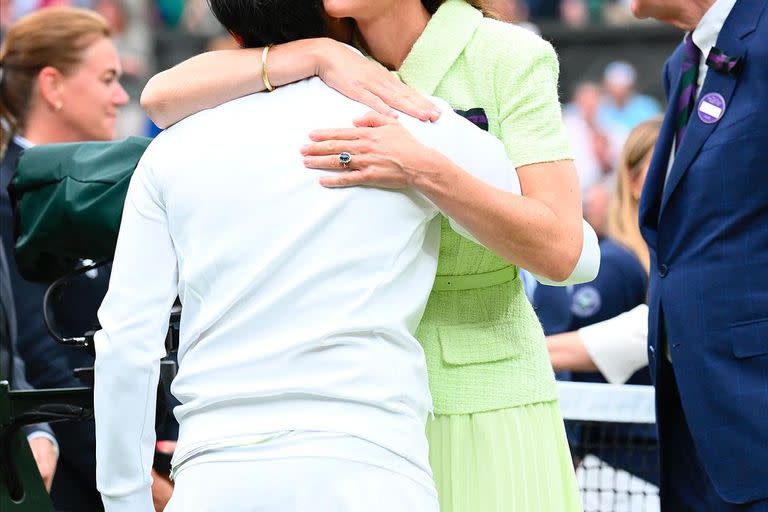 El abrazo de Kate Middleton y Marketa Vondrousova en la final de Wimbledon