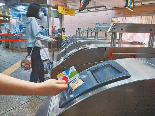 台北捷運公司因應疫情推出1280定期票退費措施，近期還加碼開放線上辦理，免除接觸、排隊的困擾。（黃婉婷攝）