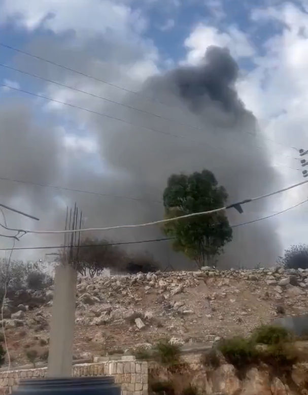 以色列對敘利亞阿勒坡國際機場 ( Aleppo International Airport ) 發動空襲，造成機場受損、服務停擺。機場外掀起濃煙。   圖:擷取自 @jacksonhinklle X 