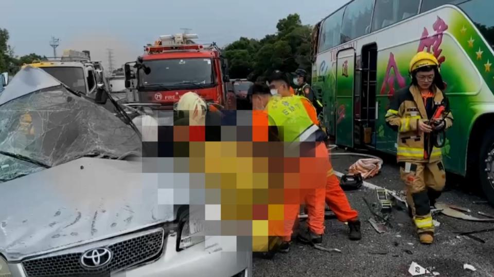 ▼遊覽車司機當時未察覺有撞到小客車，車子失控才發現大事不妙。（圖／東森新聞）