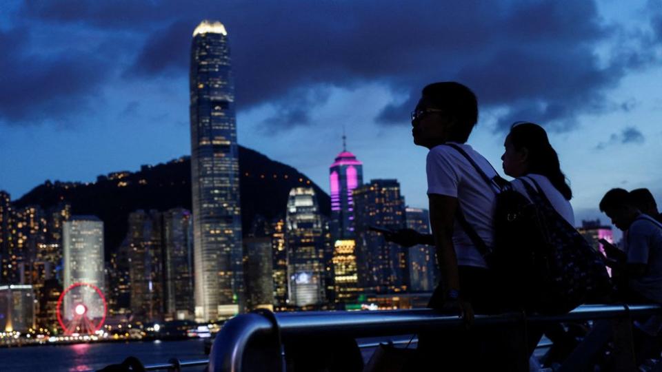 日落時分遊客在香港九龍尖沙咀海旁休憩（28/6/2023）