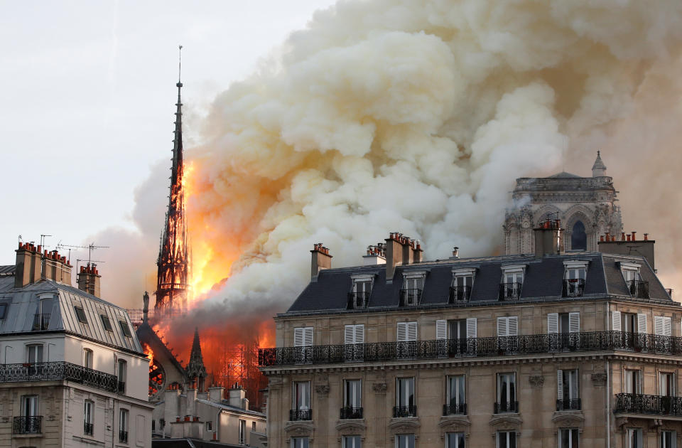 El fuego devora la catedral de Notre Dame de París