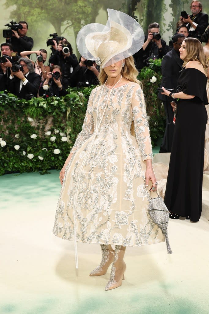 Sarah Jessica Parker attends The 2024 Met Gala Celebrating "Sleeping Beauties: Reawakening Fashion" at The Metropolitan Museum of Art on May 06, 2024 in New York City.