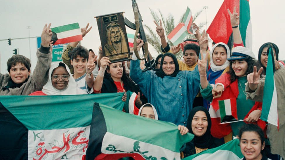 Jóvenes celebrando la liberación de Kuwait en 1991.