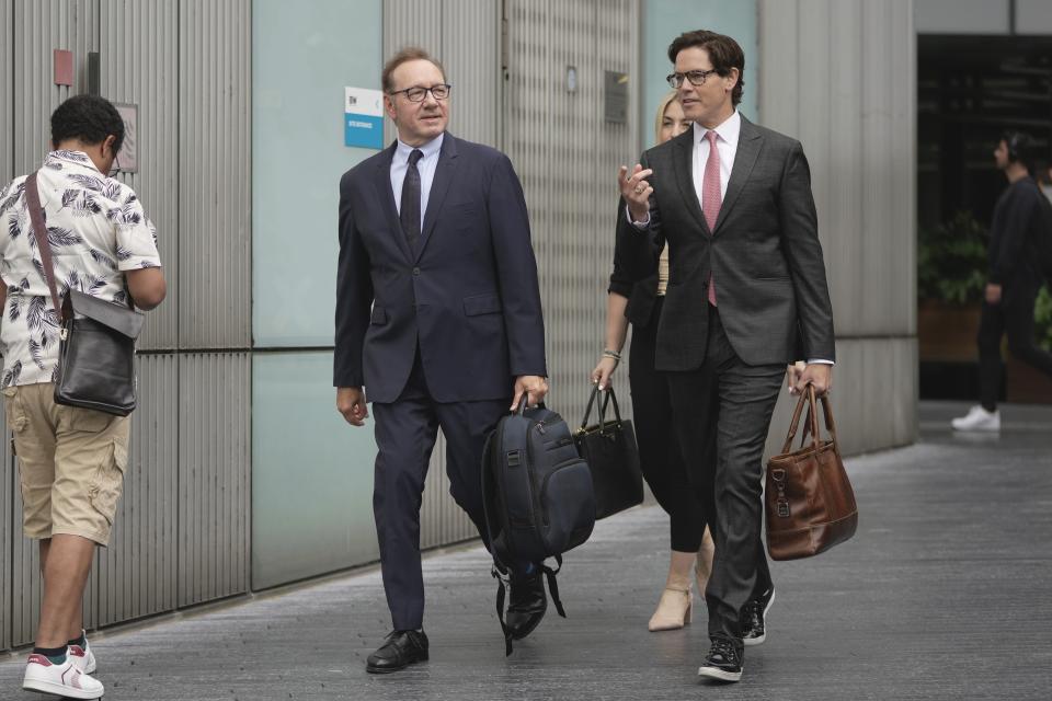 El actor Kevin Spacey, izquierda, llega al Tribunal de la Corona en Southwark, en Londres, el viernes 14 de julio de 2023. (AP Photo/Kin Cheung)