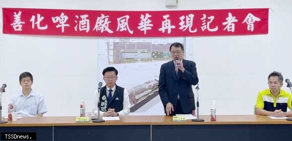 立委郭國文邀台酒董事長丁彥哲說明善化啤酒廠改造計畫，打造觀光休憩亮點。（記者李嘉祥攝）