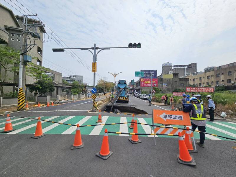 新竹湖口路面現天坑  縣府封路灌漿搶修 新竹縣湖口鄉成功路路面4日出現「天坑」，縣府工 務處到場封路、緊急灌漿搶修，經初步調查，坑洞疑 為台電工程進行潛盾作業造成，後續要求台電於10日 內提送潛盾路徑的透地雷達報告。 （新竹縣政府提供） 中央社記者魯鋼駿傳真  113年5月4日 