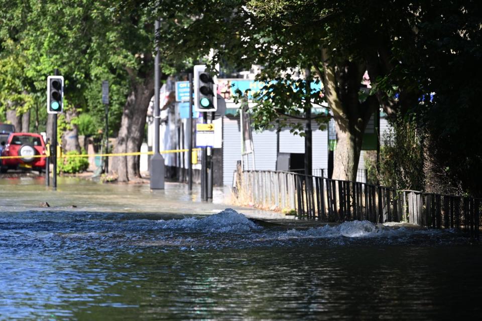 Burst Water main in Hornsey Road North London today (Jeremy Selwyn)