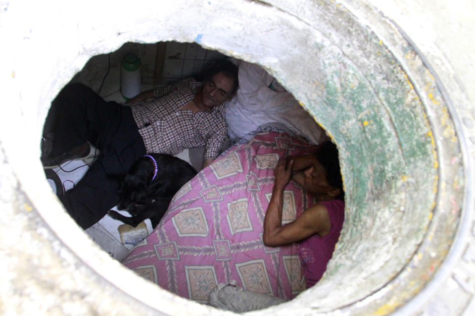 Miguel Restrepo y su esposa Maria Garcia son vistos en su casa, en las alcantarillas de Medellín, Colombia. Ellos. junto con un perro, han vivido allí durante los últimos 22 años. (REUTERS/Albeiro Lopera)