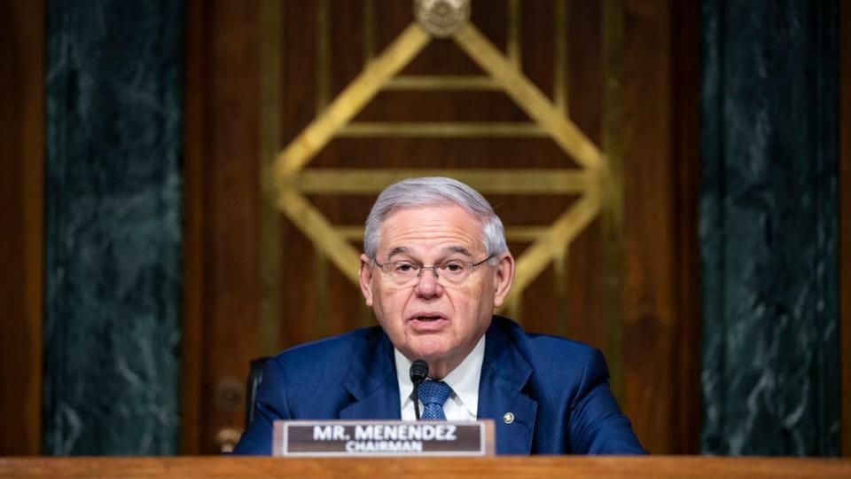 El senador demócrata Bob Menéndez ha condenado los planes de la administración Biden para aliviar las tensiones con Cuba