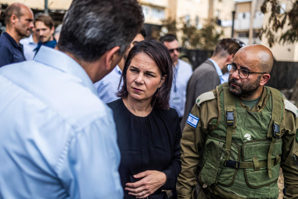 Eli Cohen (L) und Annalena Baerbock (M). (Bild: Ilia Yefimovich/dpa)