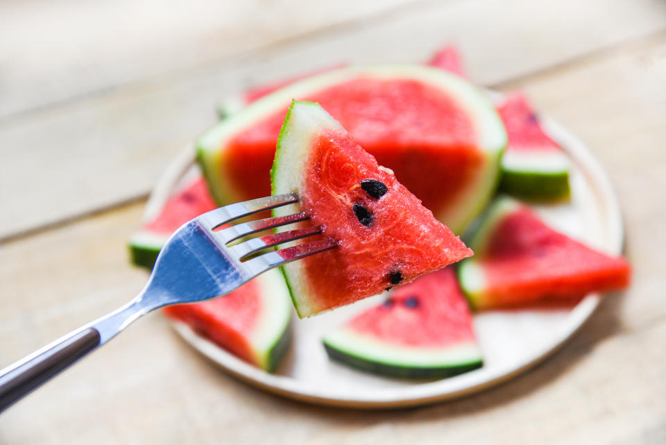 Aufgeschnittene Wassermelone auf einer Gabel.