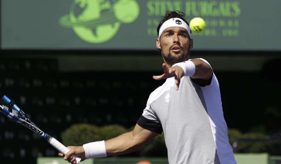 El italiano Fabio Fognini, hace una devolución al japonés kei Nishikori, durante un encuentro de cuartos de final del Abierto de Miami, el miércoles 29 de marzo de 2017 (AP Foto/Luis M. Alvarez)