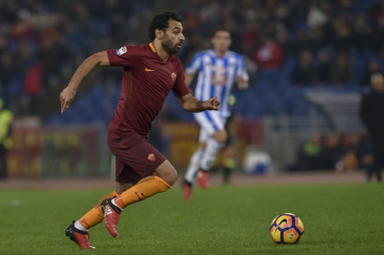 AS Roma's midfielder Mohamed Salah runs with the ball during the Italian Serie A football match between AS Roma and Pescara on November 27, 2016