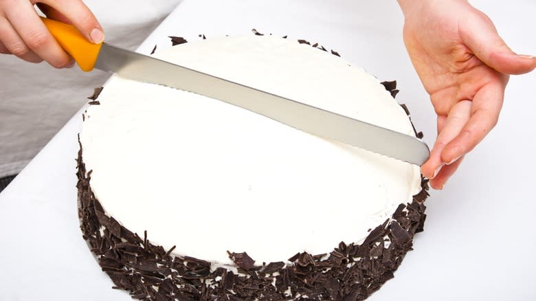 serrated knife cutting cake center