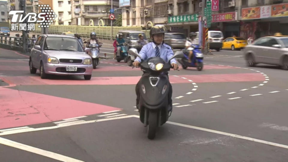 有機車族認為騎車交通速度要比開車快。(圖片來源/ TVBS)