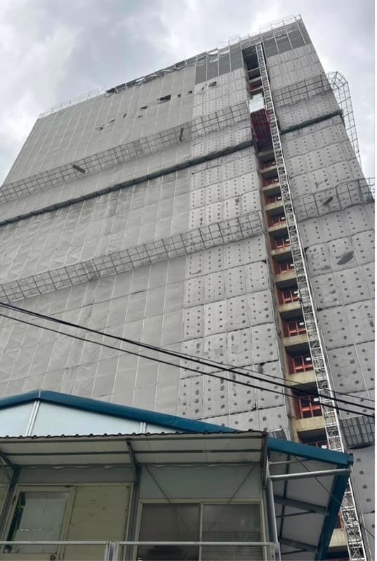 颱風卡努來襲，位於新北市新莊區中正路694巷的24層樓高工地頂樓鷹架3日遭強風吹落，幸無人傷亡。（翻攝照片／中央社） 