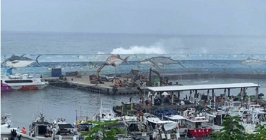 受到強颱軒嵐諾外圍環流影響，台東往返綠島、蘭嶼的船班1日下午後開始陸續停航至3日，下午風浪增強，海浪越過漁港堤防。（圖／報系資料照）