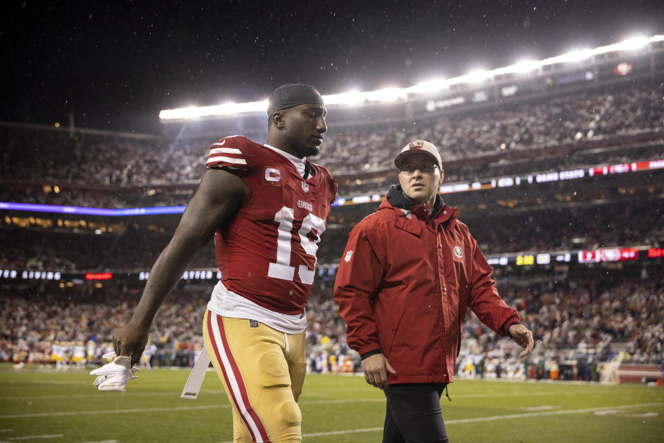 Deebo Samuel, receptor de los San Francisco 49ers, intentó volver al campo, pero una lesión en el hombr le impidió continuar ante los Green Bay Packers en el playoff divisional. (Foto de Michael Owens/Getty Images)