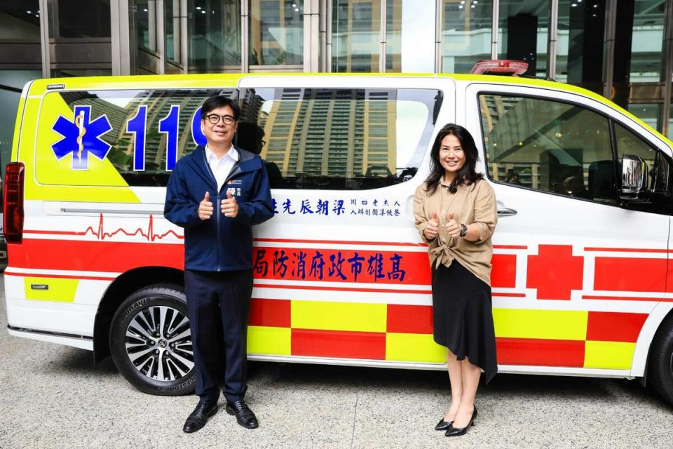 陳其邁(左)感謝「人杰老四川餐飲」捐贈救護車。   圖：高雄市政府/提供